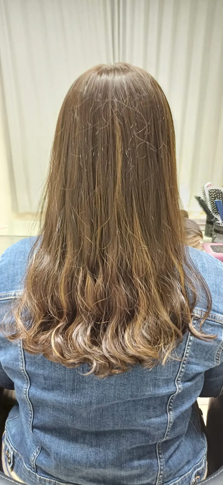 פאה ארוכה בגוון אגוז עם גוונים